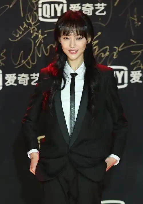 黑色西装塑造了中性风的形象,郑爽搭配了白色衬衫,加上黑色的简约领带