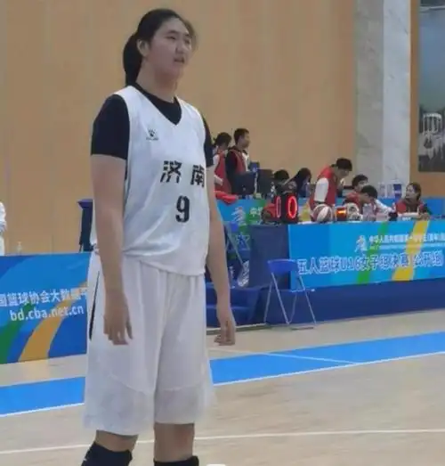 济南队的头号球星张子宇,2007年5月出生于济南,如今16岁,身高已经达到