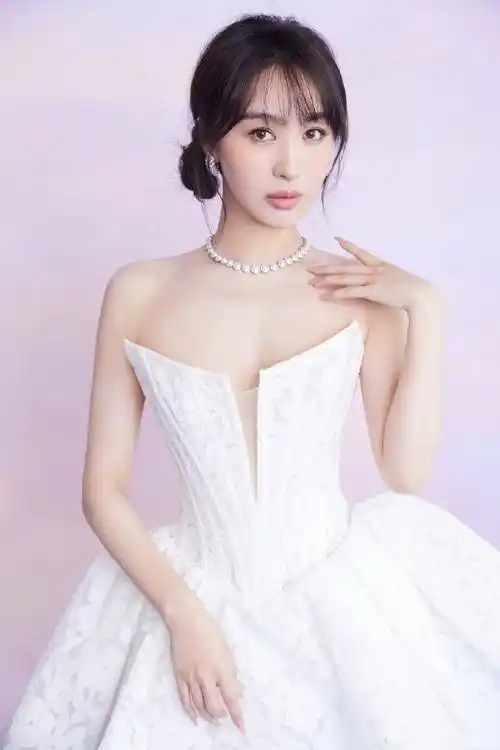 李菲儿衣品不错,一袭白色抹身材蓬蓬裙,高贵优雅,美得像只白天鹅_少女