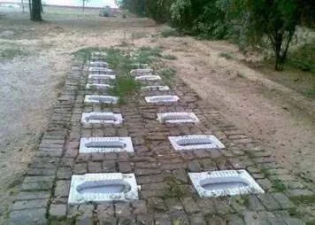 世界上最奇葩的厕所,看完还敢尿尿吗?