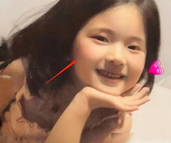 都说赵露思是天生丽质,看看她小学照片吧,整没整容一目了然!