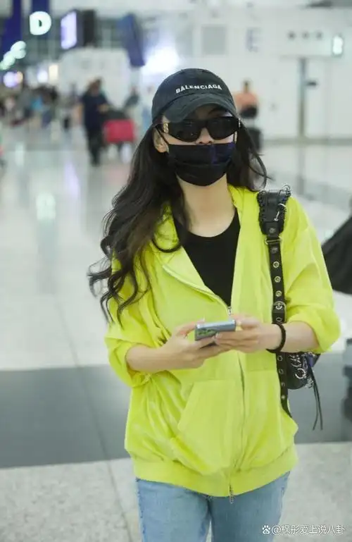 7月1日晚,中国影坛女神级人物张柏芝现身香港机场,飞往巴黎.