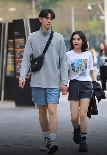 有种秀恩爱叫做"我穿你鞋",加上最萌身高差,网友:想恋爱了!