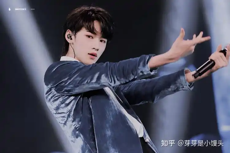 可以分享一些高清的宋亚轩壁纸吗