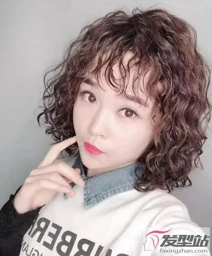 女生短发小卷满头烫发型最潮烫卷发时髦洋气太有范