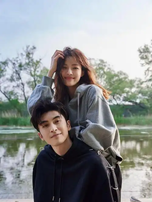 从李现,俄罗斯男模,张云龙到侯雯元,钟楚曦的历任男友都非常优秀,被