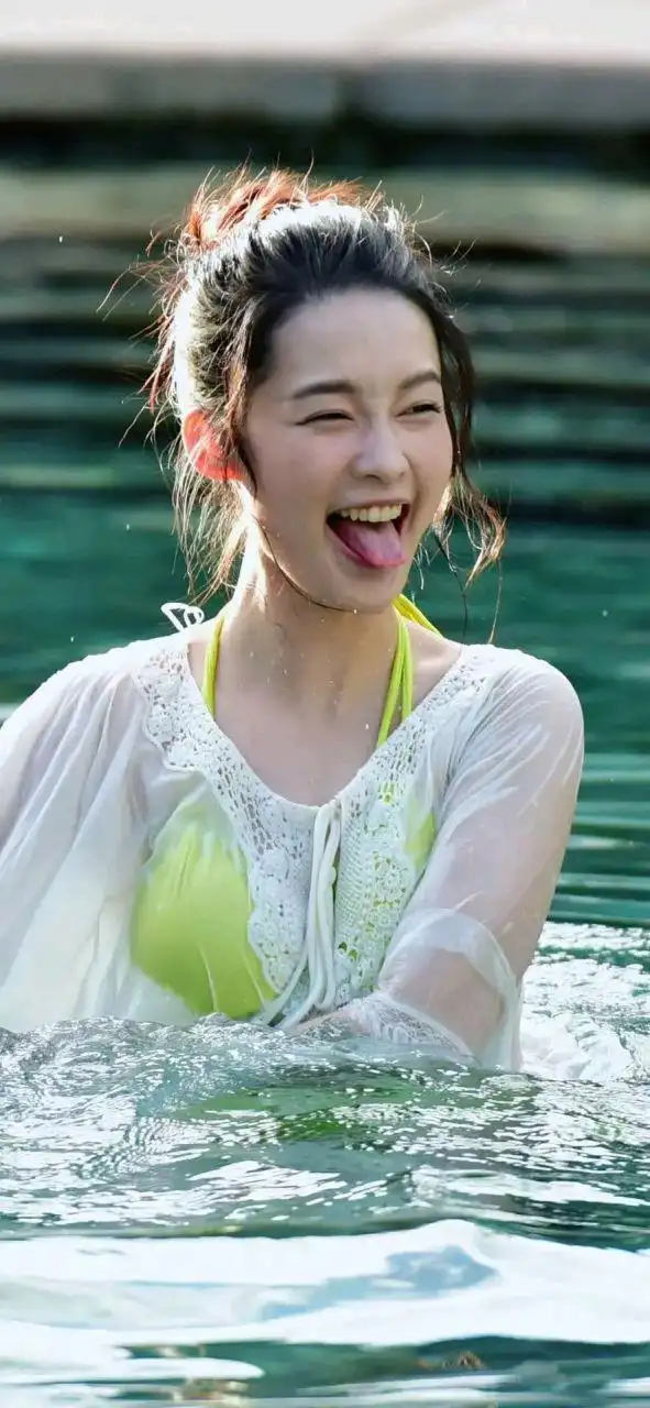 娇俏,调皮,可爱,李沁的这组泳装照太迷人了