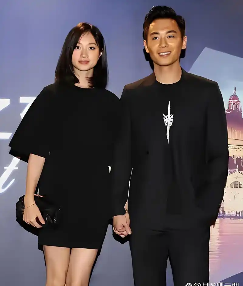 照片中,朱亚文的妻子身穿白色连衣裙,气质清纯如学生,看上去十分年轻!