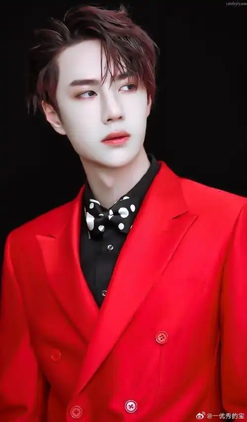 王一博是我见过穿正红色西装最好看的人!