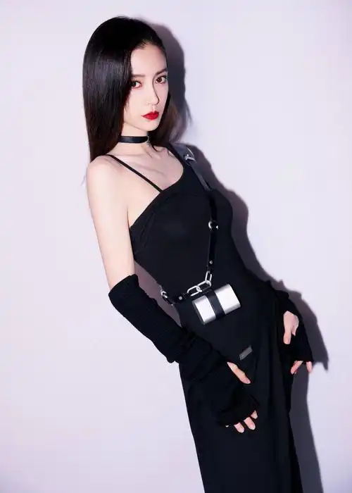 杨颖黑色紧身吊带连衣裙又飒又酷美貌值满分