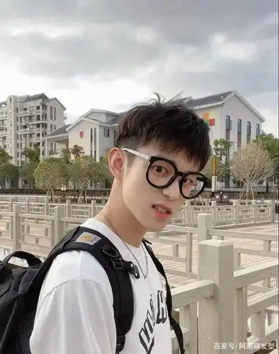 男生过年发型该怎么剪才帅?理发师建议这3款,剪完帅气显年轻!