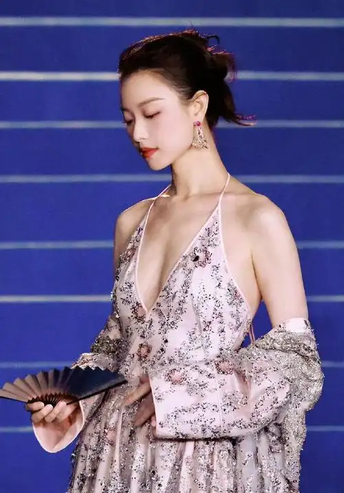 风情万种的倪妮裸背大赏,轻熟风的她有点媚哦|冯绍峰|井柏然|女演员