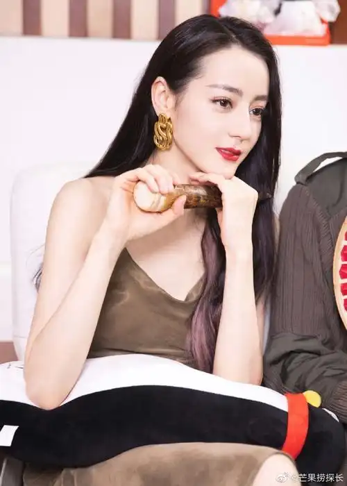 迪丽热巴银色挑染造型