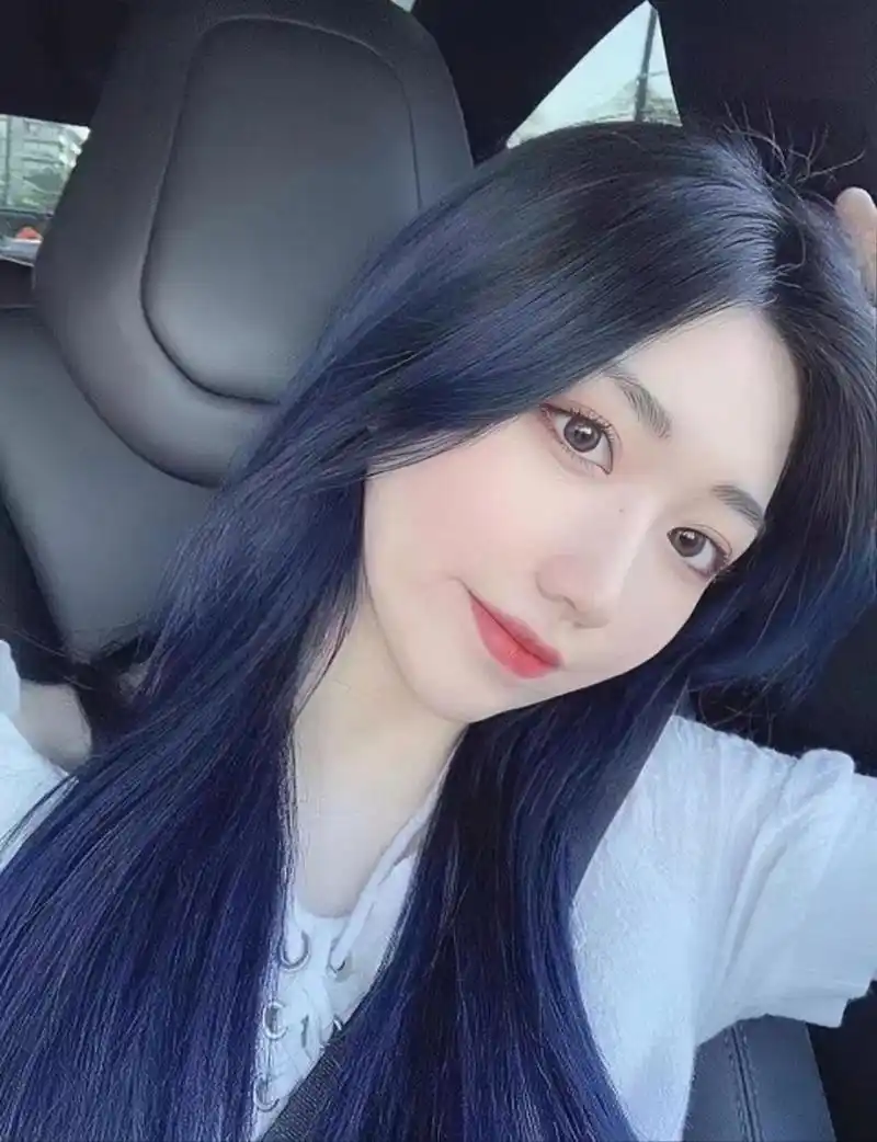 显白这件事 黑色中带点蓝色调的染发颜色鸢尾蓝黑色头发适合什么肤色