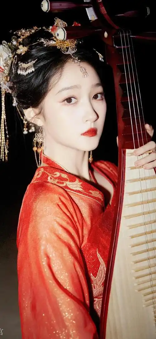 关晓彤的古装造型不仅展现了她独特的气质,更在细节之处彰显了她的