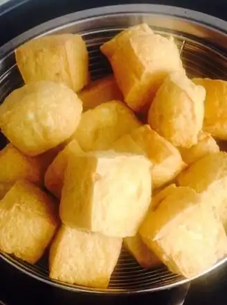 以前在广东时经常吃油豆腐,回老家后很少看见有卖的,打火锅时一家人都