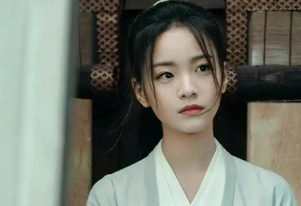 还有爆款古装武侠剧里的笑起来十分迷人,眼神波光流转,性格可爱又坚强