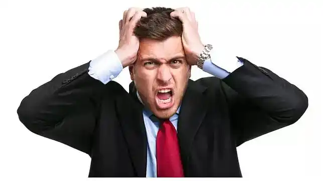 抓头西装男 抓狂