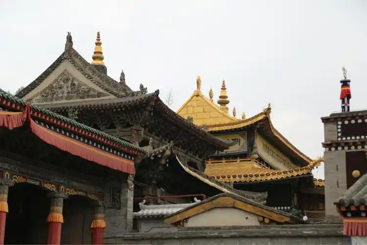 青海西宁塔尔寺北禅寺一日游