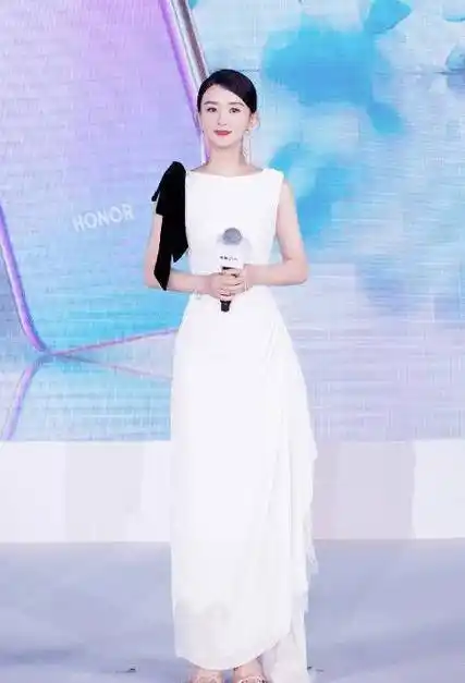 原创赵丽颖产子后长变筋肉腿穿短裤被偶遇未p图太真实了