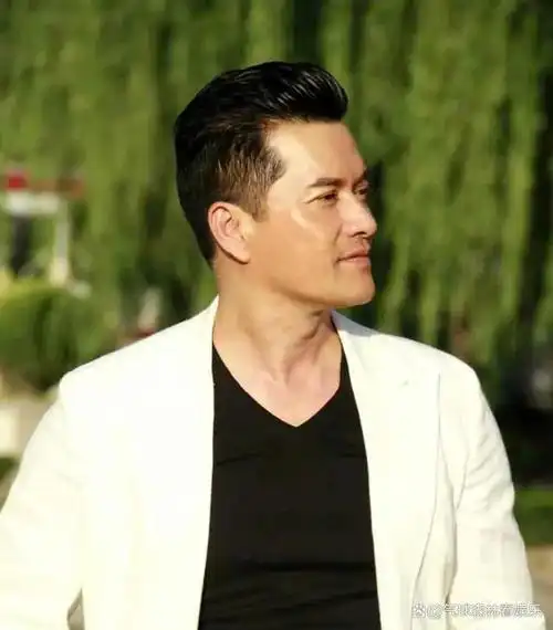 吕良伟年轻时身材和颜值不好看,和刘德华合照竟不丑 越来越有魅力