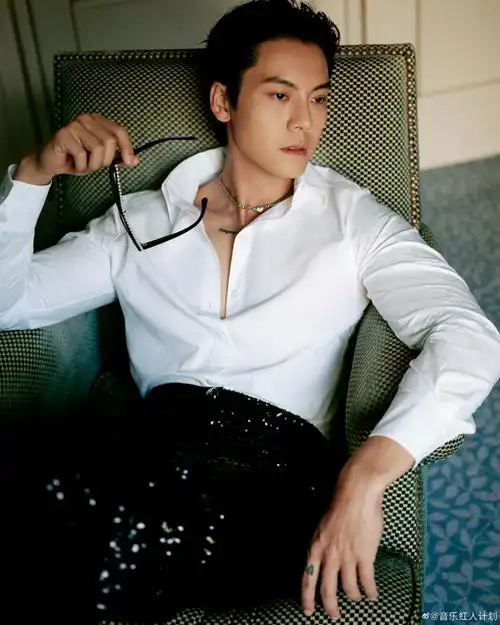 陈伟霆巴黎看秀造型##陈伟霆深v