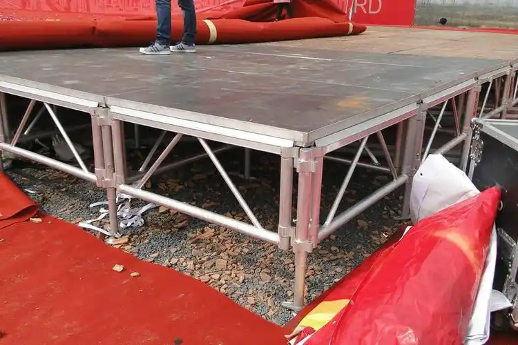 优点:相对铁质舞台,铝合金拼装舞台,不但搭建更加方便,轻便,并且不会