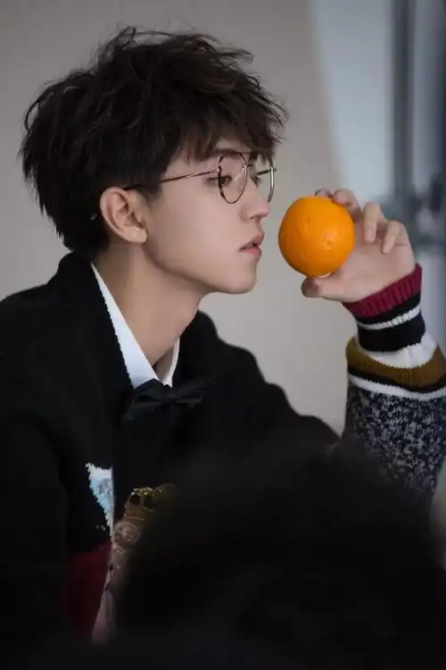 tfboys也当反面教材:王俊凯调皮驾车,王源捣蛋攀爬,千玺特殊