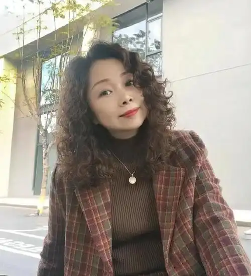 50岁女人烫头发:记住"三烫三不烫",显年轻气质,头发蓬松洋气|烫发