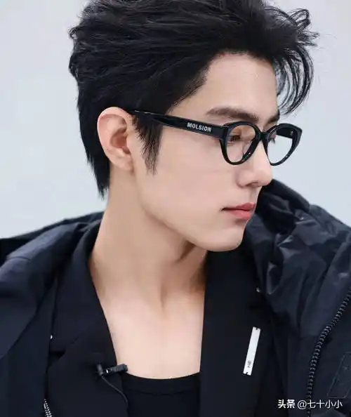 肖战直播满分状态再破颜值上限肖战泪痣好身材引发关注