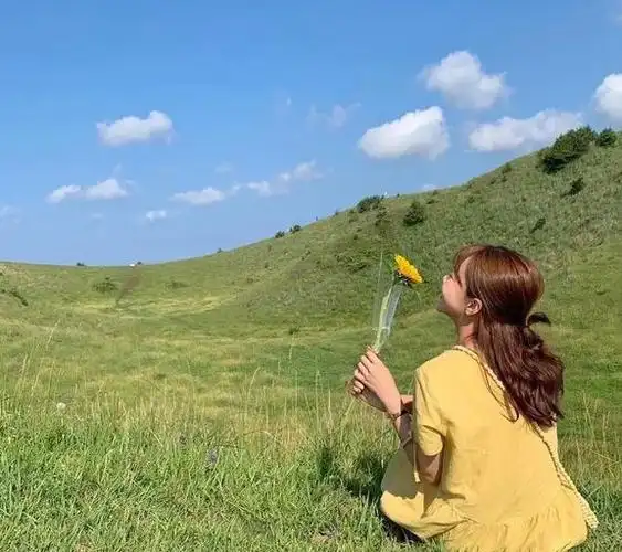 不想露正脸的时候,可以拍一个背影,将自己拍进风景里,岁月静好没错了.