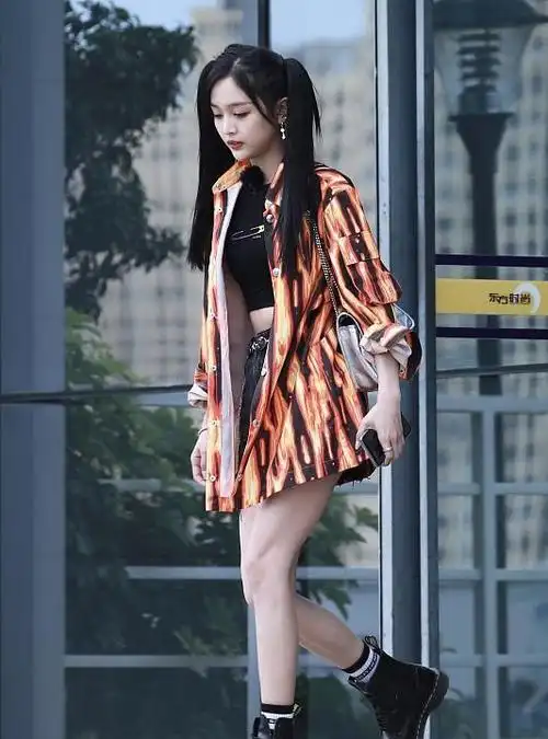 吴宣仪也太敢穿了吧运动短背心这么早就穿了真不怕冷