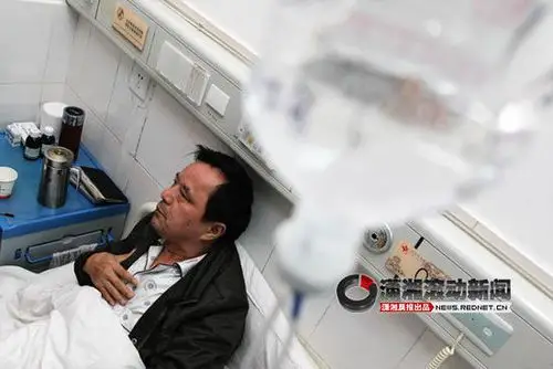 (昨日,浏阳中医院,直肠癌患者鲁芳祥躺在病床上接受治疗.