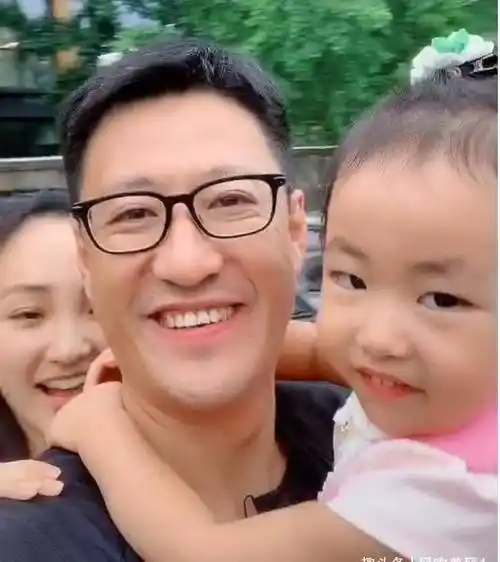 46岁于震是女儿奴!紧抱孩子不撒手,二婚娶小13岁娇妻生3娃