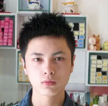 发顶上的头发靠近侧梳的位置,毛寸短发发型要沿着发际线拢的靠前一些