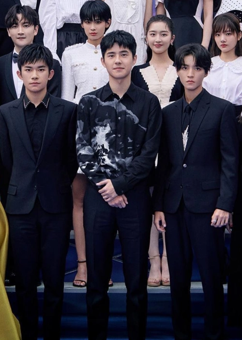 刘昊然易烊千玺王俊凯并排站,新生代演员合照,身高1米85站c位