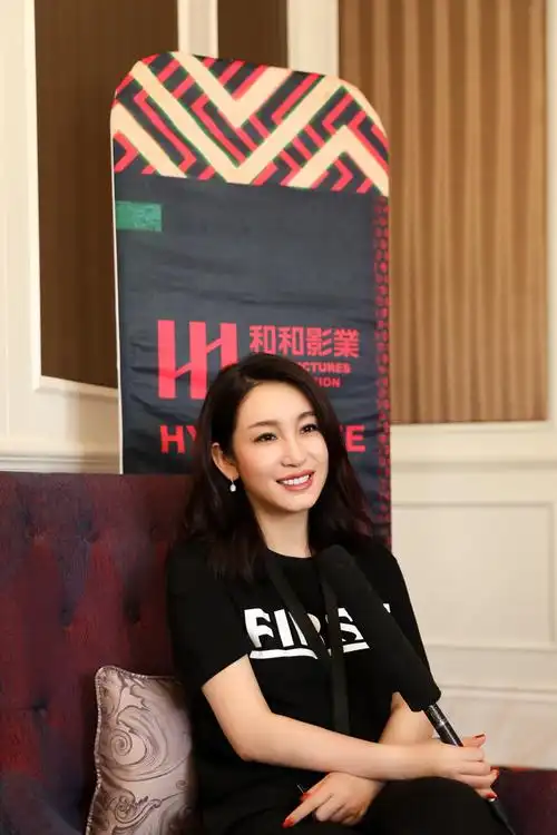 秦海璐出席新片发布会 公布导演处女作《拂乡心》