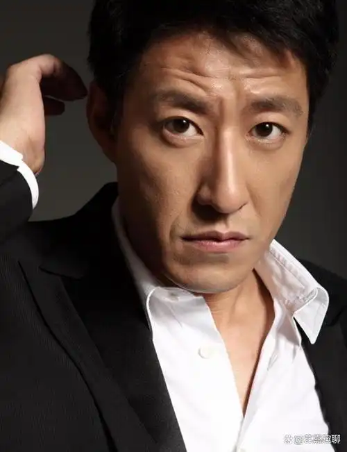 于震是一位备受关注的资深演员,以其出色的演技和丰富的作品而闻名.