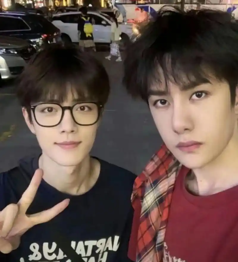 王一博和肖战河边帅气合影,风轻轻吹过,我们的友谊也如这河水般源远流