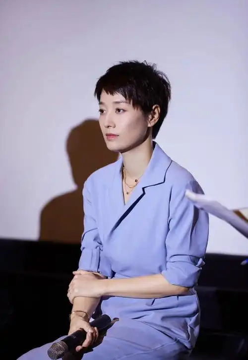 仅仅只是将头发剪短,气质就不一样了|马伊琍|淡紫色|短发_新浪新闻