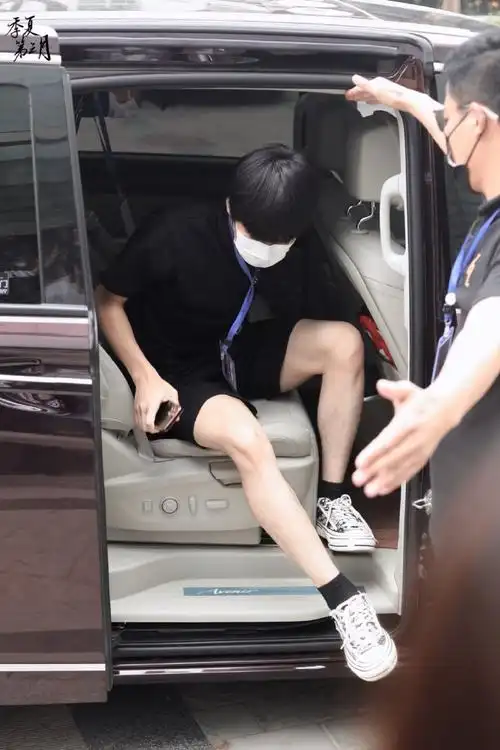 张真源超话来欣赏爱酱的雕塑美小腿7821566汀到了嘛@时代少年团