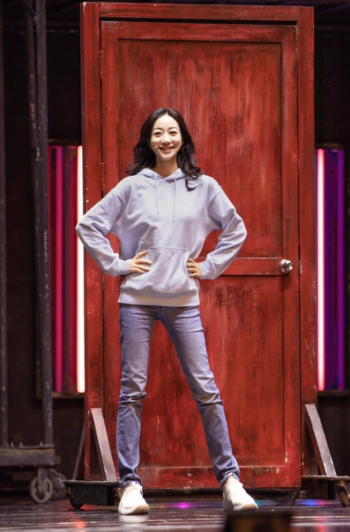 韩雪晒初秋美照,蓝白套装清新灵动,手捧果篮大丰收