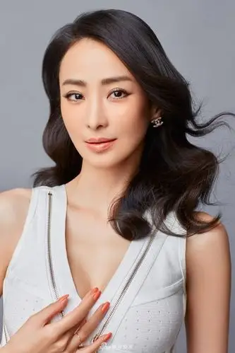 林静深v写真秀事业线 蜂腰美肩女人味十足