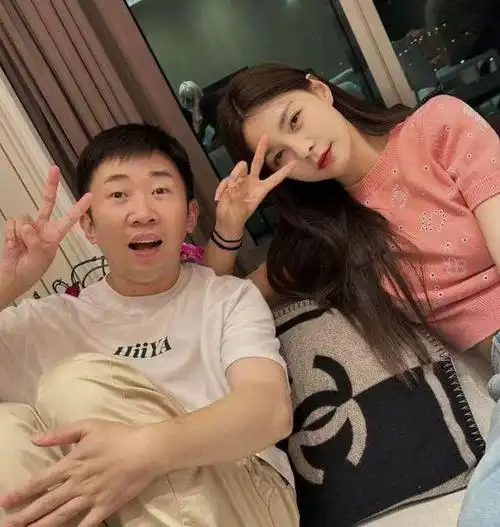 偶遇沈梦辰拍写真,多巴胺穿搭个性十足,鼻梁山根酷似鞠婧祎|多巴胺|沈