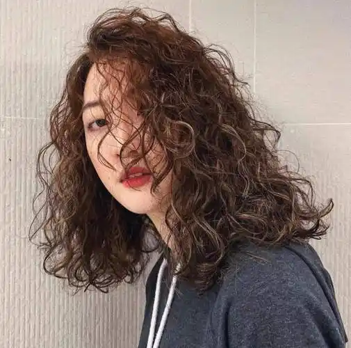 对于无论是长发还是短发羊毛卷,刘海的结构设计很重要