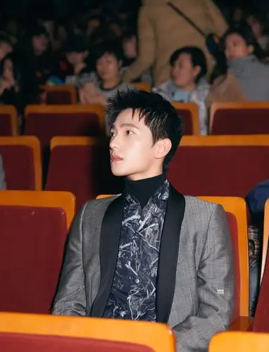 杨洋灰色西装儒雅亮相盛典 致敬改开正能量满满