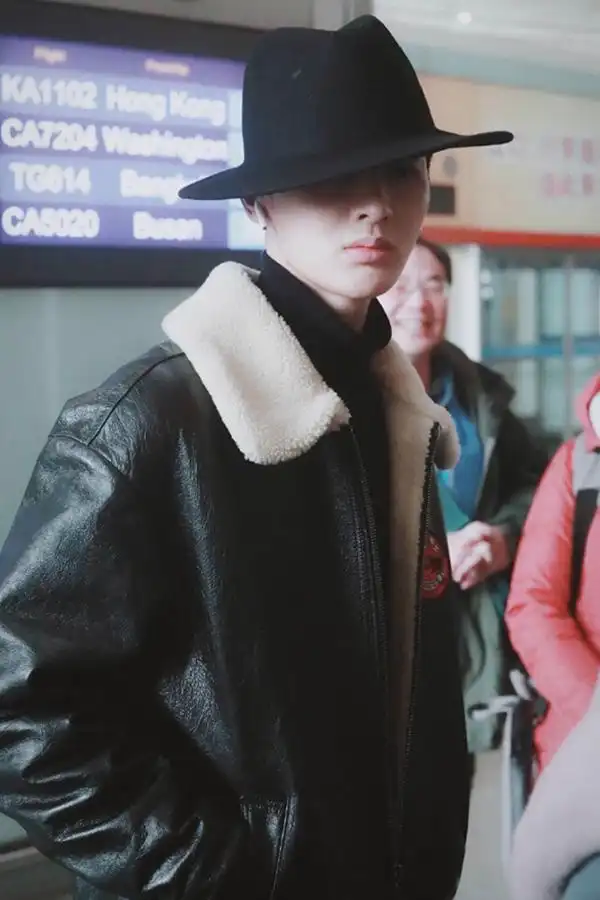 朱正廷戴着"发哥帽",高领毛衣配皮衣,这穿搭就一个字"酷"!