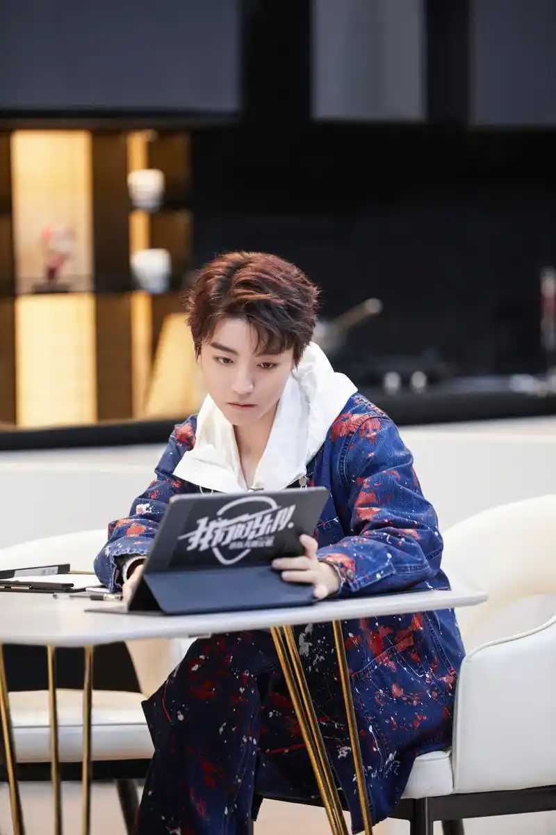 王俊凯karrywang工作室