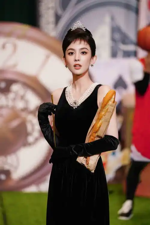 搜狐娱乐讯 6月2日,古力娜扎工作室在社交平台上晒出娜扎的一组美照