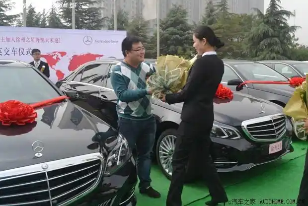 『交车仪式正式开始,工作人员手捧鲜花赠予车主』